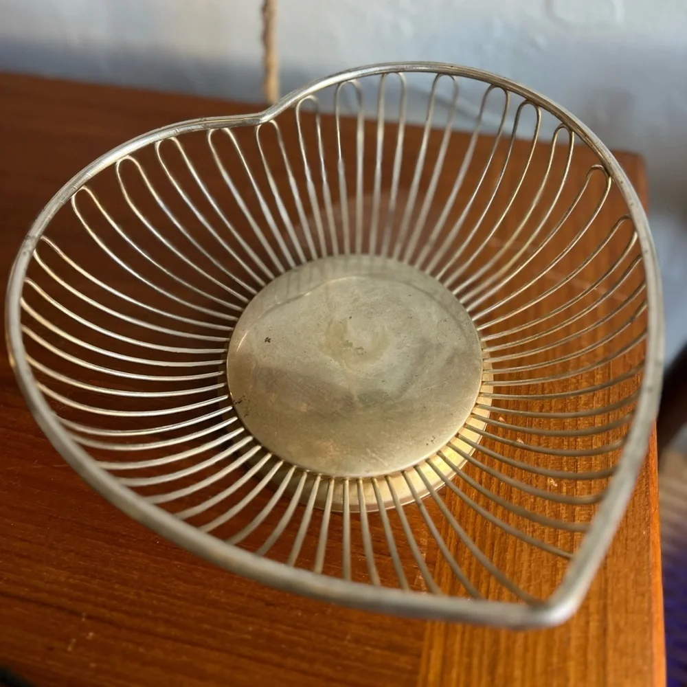 Vintage Mid Century Modern Brass Heart Basket Wire Fruit Bowl, Hollywood Regency